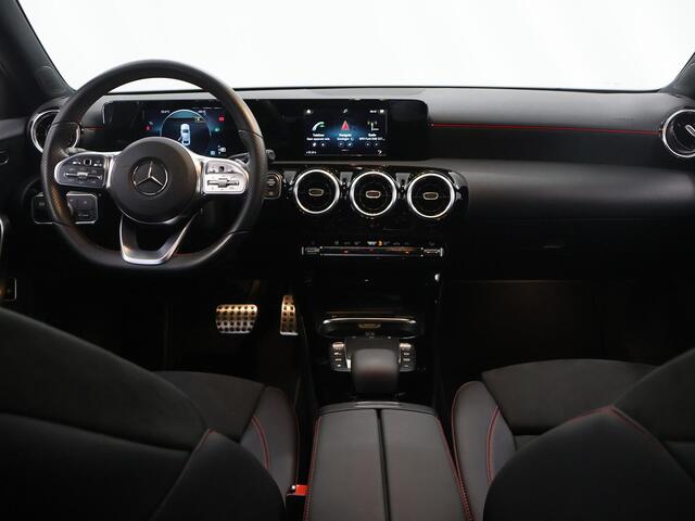 Mercedes-Benz A-KLASSE 180 Business Solution AMG | Night | Parkassistent | Sportstoelen | Stoelverwarming | Apple carplay |