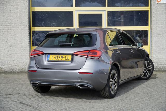 Mercedes-Benz A-KLASSE 180 Automaat! 5drs Business Solution Luxury BJ2021 Lmv 17" | Led V+A | Pdc | Elek. trekhaak | Achteruitrijcamera | App-Connect | Navi | Virtual cockpit | Sfeerverlichting | Cruise control | Lederen bekleding | Sportstoelen | Verwarmde voorstoelen