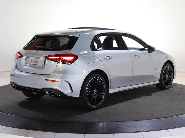 Mercedes-Benz A-KLASSE 250e Business Solution AMG | Panoramadak | Premium Plus | 19" AMG-velgen | HUD | Dodehoekassistent | Elek. Stoelen met Geheugen | Keyless Entry/Go |