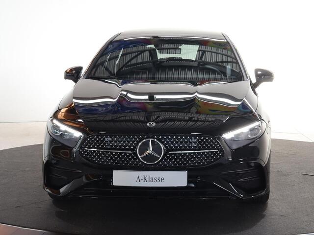Mercedes-Benz A-KLASSE 180 Business Solution AMG | AMG Line Plus | Premium Plus | Nightpakket | Panoramadak | HUD | Stoelverwarming | 360° Camera | Dodehoekassistent |
