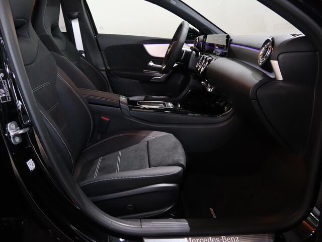 Mercedes-Benz A-KLASSE 180 Business Solution AMG | AMG Line Plus | Premium Plus | Nightpakket | Panoramadak | HUD | Stoelverwarming | 360° Camera | Dodehoekassistent |