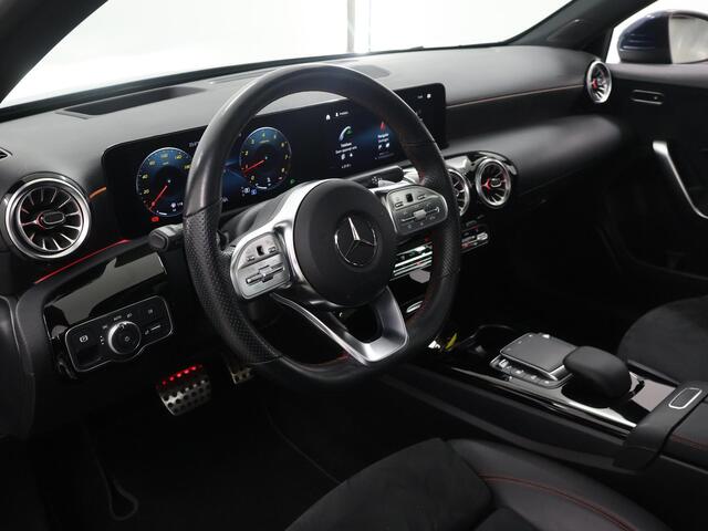 Mercedes-Benz A-KLASSE 180 Premium Plus | AMG | Panoramadak | 360 graden camera | Multibeam Led koplampen | Stoelverwarming |