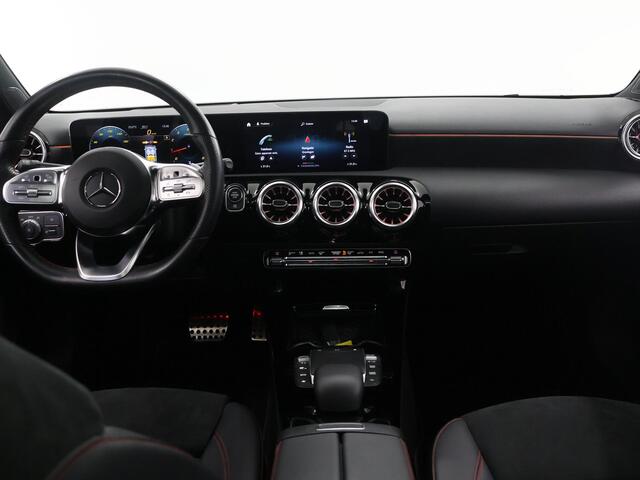Mercedes-Benz A-KLASSE 180 Premium Plus | AMG | Panoramadak | 360 graden camera | Multibeam Led koplampen | Stoelverwarming |