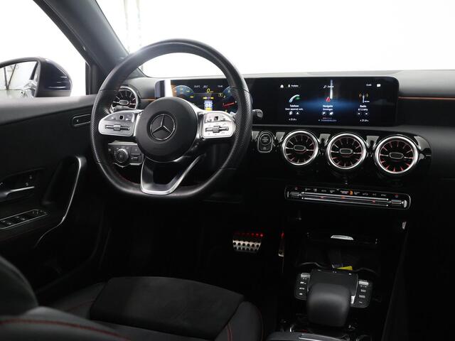 Mercedes-Benz A-KLASSE 180 Premium Plus | AMG | Panoramadak | 360 graden camera | Multibeam Led koplampen | Stoelverwarming |