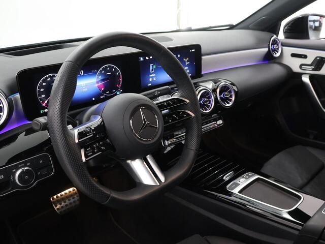 Mercedes-Benz A-KLASSE 180 Business Solution AMG | Trekhaak | Panoramaschuifdak | AMG Line Plus pakket | 19"AMG-velgen | Head-up display | Dodehoekassistent |