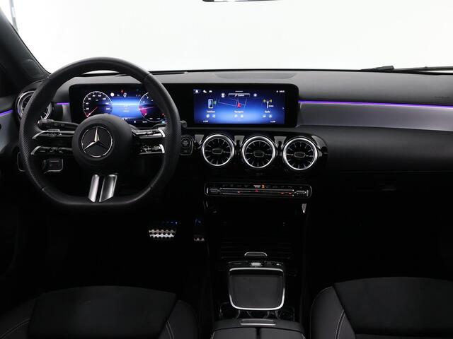 Mercedes-Benz A-KLASSE 180 Business Solution AMG | Trekhaak | Panoramaschuifdak | AMG Line Plus pakket | 19"AMG-velgen | Head-up display | Dodehoekassistent |