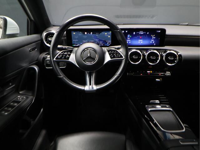 Mercedes-Benz A-KLASSE 180 Business Line [SCHUIFKANTELDAK, 360 CAMERA, STOELVERWARMING, CRUISE CONTROL, DIGITAL DASH, CLIMATE CONTROL, BLUETOOTH, NAVIGATIE, LED, NIEUWSTAAT]