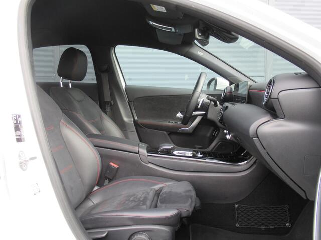 Mercedes-Benz A-KLASSE 180 Business Solution AMG | Virtual cockpit | Apple Carplay/Android | Camera | Donker glas