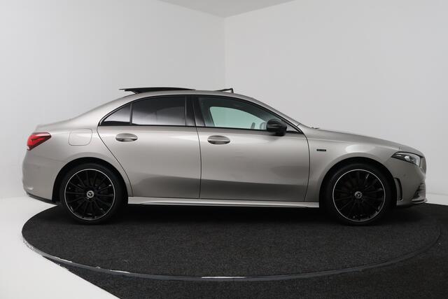 Mercedes-Benz A-KLASSE 250 e (PANORAMADAK, ELEKT. STOELEN, SFEERVERLICHTING, ADAPTIEVE CRUISE)
