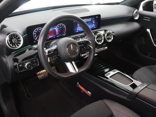 Mercedes-Benz A-KLASSE 180 AMG Line | Panoramadak | Matrix Led koplampen | Sportstoelen | Adaptieve Cruise control |