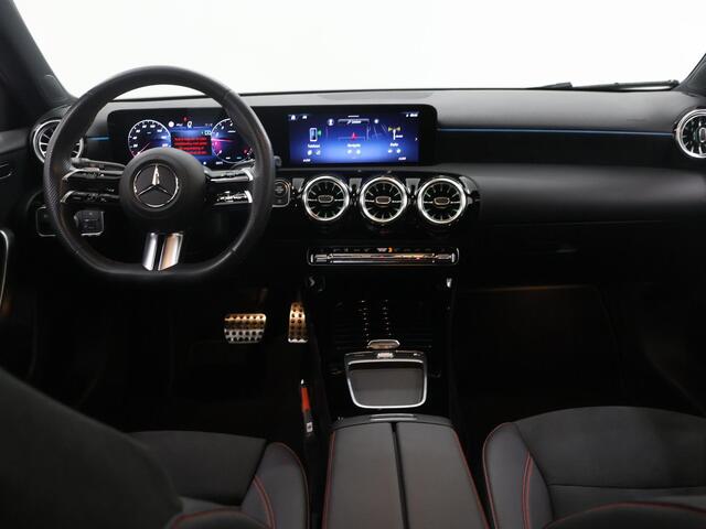 Mercedes-Benz A-KLASSE 180 AMG Line | Panoramadak | Matrix Led koplampen | Sportstoelen | Adaptieve Cruise control |