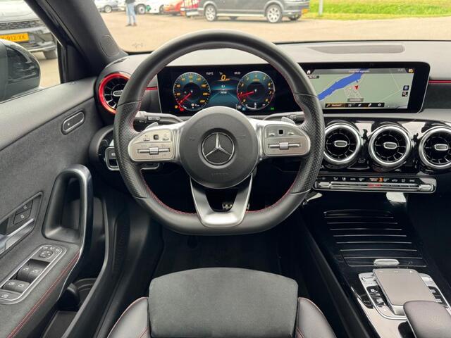 Mercedes-Benz A-KLASSE 200 AMG Aeropakket Panorama Alcantara Camera ACC origineel Nederlands!