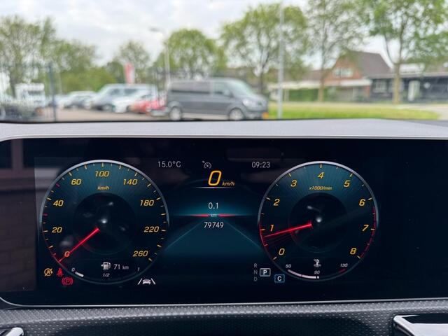 Mercedes-Benz A-KLASSE 200 AMG Aeropakket Panorama Alcantara Camera ACC origineel Nederlands!