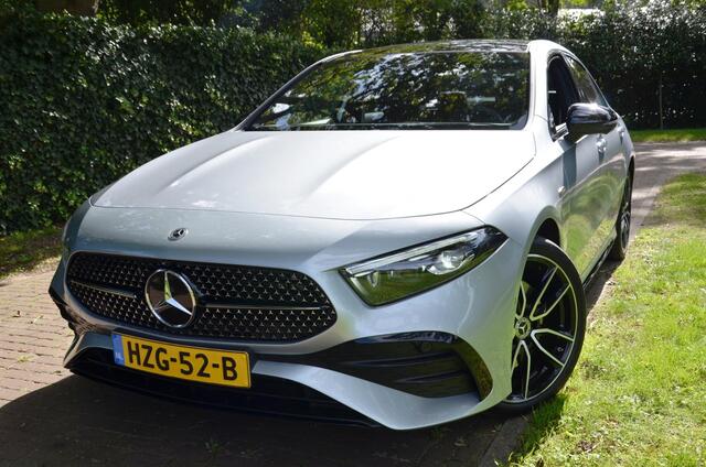 Mercedes-Benz A-KLASSE 250 e Business Solution AMG Automaat/Led/Navi/Pdc/Ecc/Panoramadak/Achteruitrijcamera/Stoelverwarming/Cr-Controle/Privacy-Glass/Lmv/19-Inch Lmv/ Elektrisch verstelbare voorstoelen met geheugenfunctie/360°-camera