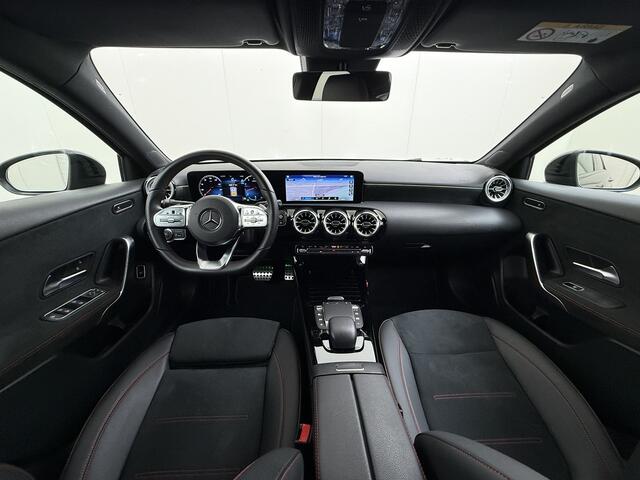 Mercedes-Benz A-KLASSE Sedan 180 Automaat AMG Line Night Premium Stoelverwarming Camera Apple Carplay Android Auto Navi Ecc Keyless-go Pdc Cruise Control Regensensor Privacy Glas Led-High Performance Isofix Bluetooth DAB 1e Eigenaar Origineel Nederlandse Auto