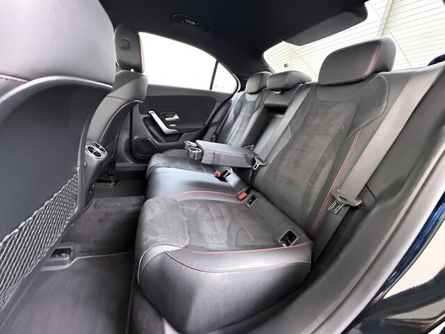 Mercedes-Benz A-KLASSE Sedan 180 Automaat AMG Line Night Premium Stoelverwarming Camera Apple Carplay Android Auto Navi Ecc Keyless-go Pdc Cruise Control Regensensor Privacy Glas Led-High Performance Isofix Bluetooth DAB 1e Eigenaar Origineel Nederlandse Auto