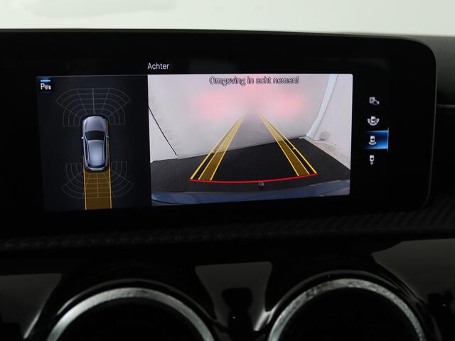 Mercedes-Benz A-KLASSE 180 Business Solution !(Zonnedak rolt niet op)! | Panoramadak | Trekhaak | Camera | Stoelverwarming | Onderweg-naar-dealer