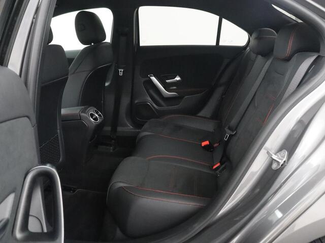 Mercedes-Benz A-KLASSE 180 Business Solution AMG | Camera | Stoelverwarming | LED | Sfeerverlichting | Navigatie | AMG Line |