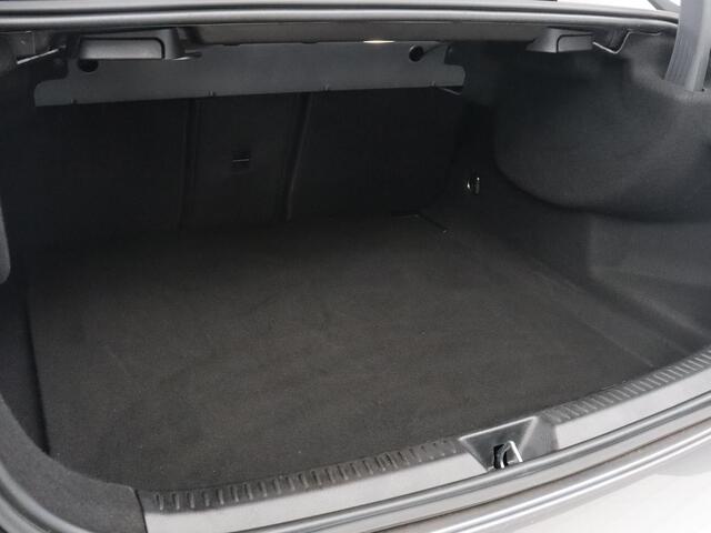 Mercedes-Benz A-KLASSE 180 Business Solution AMG | Camera | Stoelverwarming | LED | Sfeerverlichting | Navigatie | AMG Line |
