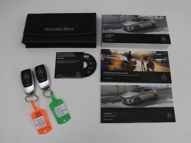 Mercedes-Benz A-KLASSE 180 Business Solution AMG | Camera | Stoelverwarming | LED | Sfeerverlichting | Navigatie | AMG Line |