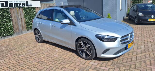 Mercedes-Benz B-KLASSE 180 Launch Edition Premium Plus PANORAMADAK + Sfeerverlichting