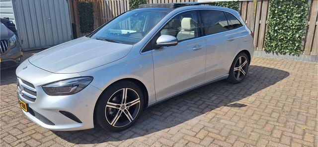 Mercedes-Benz B-KLASSE 180 Launch Edition Premium Plus PANORAMADAK + Sfeerverlichting