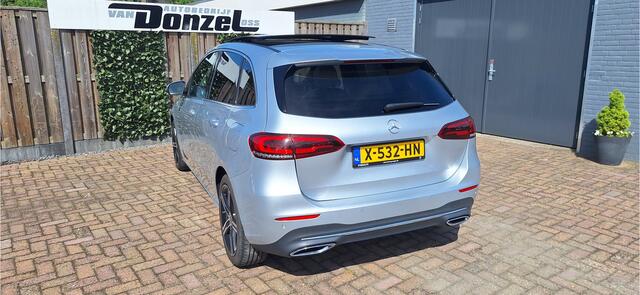Mercedes-Benz B-KLASSE 180 Launch Edition Premium Plus PANORAMADAK + Sfeerverlichting