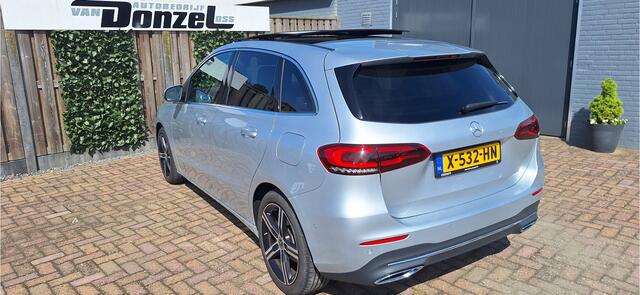 Mercedes-Benz B-KLASSE 180 Launch Edition Premium Plus PANORAMADAK + Sfeerverlichting