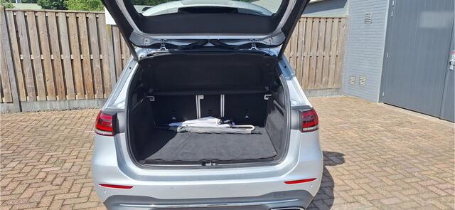 Mercedes-Benz B-KLASSE 180 Launch Edition Premium Plus PANORAMADAK + Sfeerverlichting