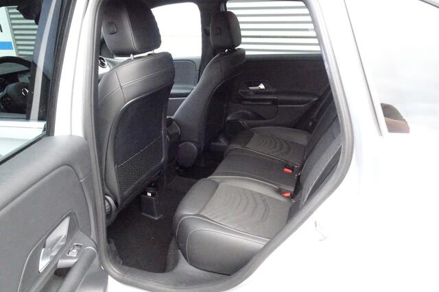 Mercedes-Benz B-KLASSE 180 AUTOMAAT TREKHAAK MB-BUX NAVI STOELVERWARMING APPLE CARPLAY