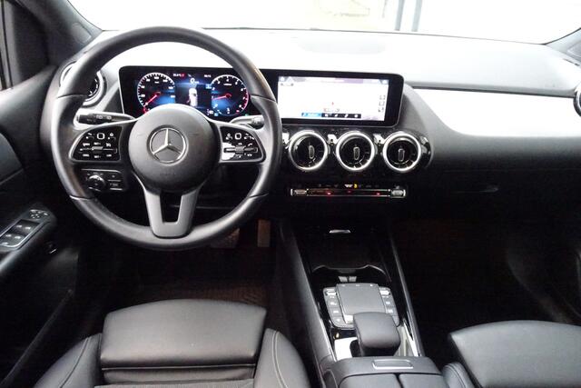 Mercedes-Benz B-KLASSE 180 AUTOMAAT TREKHAAK MB-BUX NAVI STOELVERWARMING APPLE CARPLAY