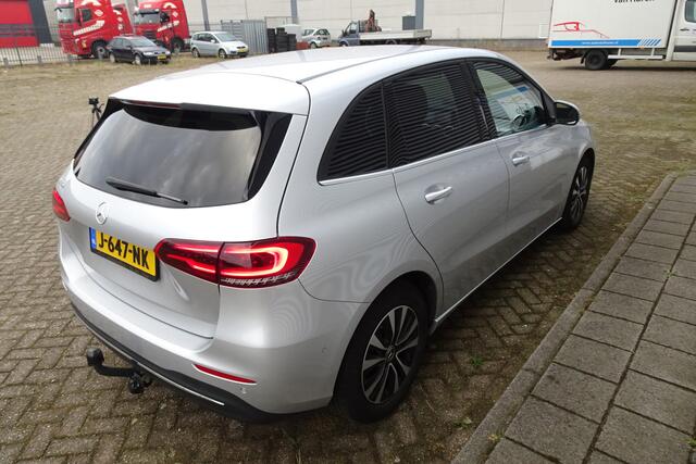 Mercedes-Benz B-KLASSE 180 AUTOMAAT TREKHAAK MB-BUX NAVI STOELVERWARMING APPLE CARPLAY
