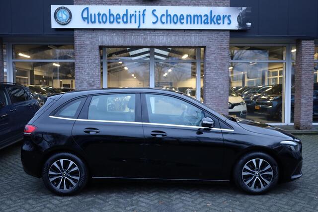 Mercedes-Benz B-KLASSE 180 Premium CARPLAY STOELVERW. ELEK.TREKHAAK DAB HALFLEER NAVI LMV 2xPDC