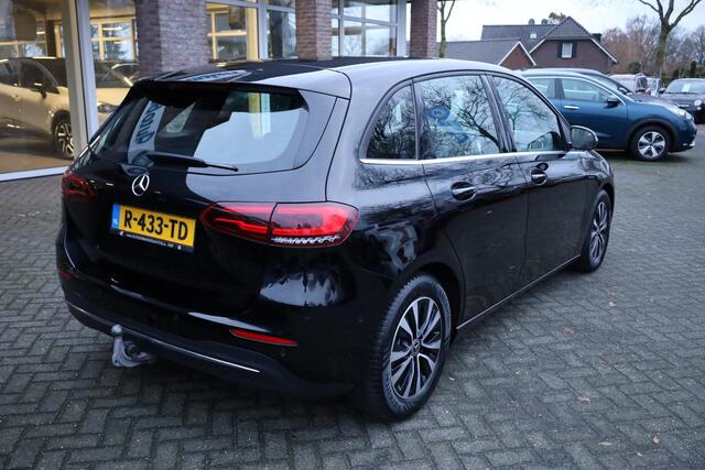 Mercedes-Benz B-KLASSE 180 Premium CARPLAY STOELVERW. ELEK.TREKHAAK DAB HALFLEER NAVI LMV 2xPDC