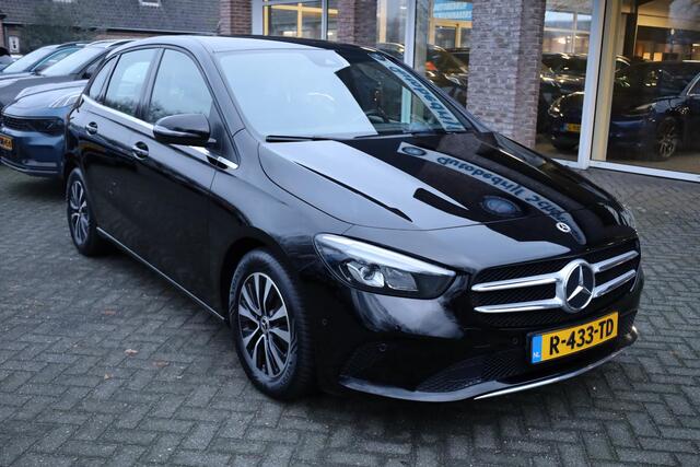 Mercedes-Benz B-KLASSE 180 Premium CARPLAY STOELVERW. ELEK.TREKHAAK DAB HALFLEER NAVI LMV 2xPDC