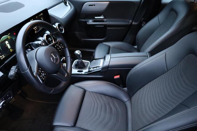 Mercedes-Benz B-KLASSE 180 Premium CARPLAY STOELVERW. ELEK.TREKHAAK DAB HALFLEER NAVI LMV 2xPDC