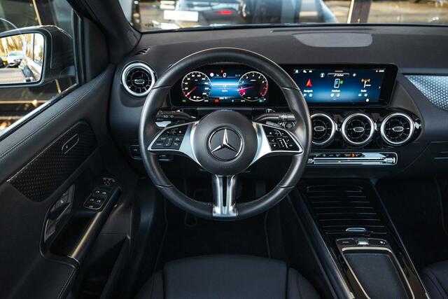 Mercedes-Benz B-KLASSE 180 Business Line | Stoelverwarming | Panoramaschuifdak | Achteruitrijcamera | Easypack-achterklep