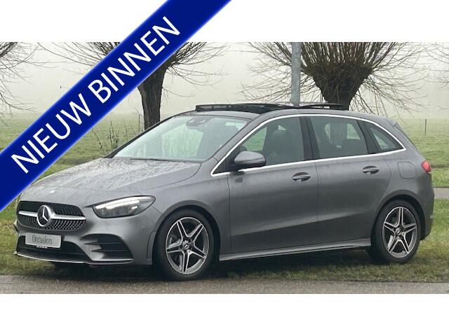 Mercedes-Benz B-KLASSE 200 AMG LINE AUTOMAAT 1E EIGENAAR!! NAVIGATIE WIDESCREEN, AUGMENTED REALITY, VERKEERSLICHTWEERGAVE, STOELVERWARMING, ELEC. PANORAMADAK, DISTRONIC, DODEHOEK ASSIST, SPOORASSIST, ELEC. ACHTERKLEP, PARKEERHULP VOOR/ACHTER, 360 GRADEN CAMERA, MULTIBEAM LED, 1