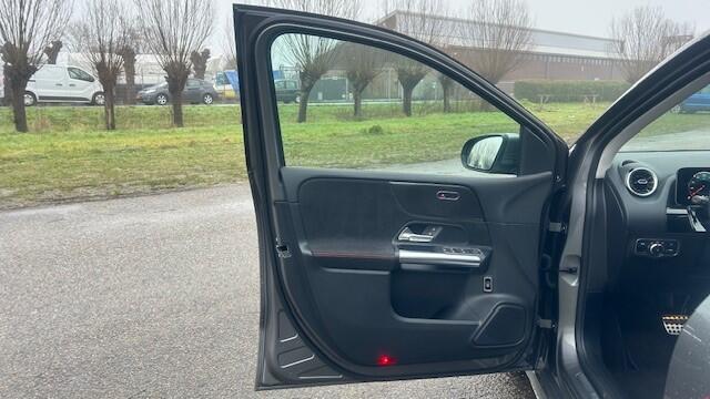 Mercedes-Benz B-KLASSE 200 AMG LINE AUTOMAAT 1E EIGENAAR!! NAVIGATIE WIDESCREEN, AUGMENTED REALITY, VERKEERSLICHTWEERGAVE, STOELVERWARMING, ELEC. PANORAMADAK, DISTRONIC, DODEHOEK ASSIST, SPOORASSIST, ELEC. ACHTERKLEP, PARKEERHULP VOOR/ACHTER, 360 GRADEN CAMERA, MULTIBEAM LED, 1