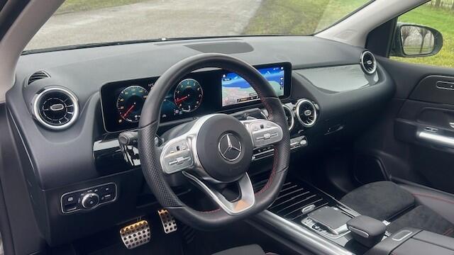 Mercedes-Benz B-KLASSE 200 AMG LINE AUTOMAAT 1E EIGENAAR!! NAVIGATIE WIDESCREEN, AUGMENTED REALITY, VERKEERSLICHTWEERGAVE, STOELVERWARMING, ELEC. PANORAMADAK, DISTRONIC, DODEHOEK ASSIST, SPOORASSIST, ELEC. ACHTERKLEP, PARKEERHULP VOOR/ACHTER, 360 GRADEN CAMERA, MULTIBEAM LED, 1