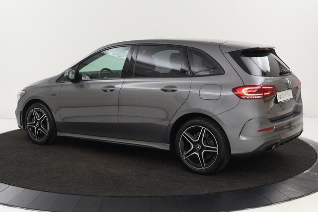 Mercedes-Benz B-KLASSE 250e AMG Night | Stoelverwarming | Camera | Carplay | Sfeerverlichting | Leder/Alcantara | Full LED | Widescreen
