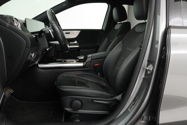 Mercedes-Benz B-KLASSE 250e AMG Night | Stoelverwarming | Camera | Carplay | Sfeerverlichting | Leder/Alcantara | Full LED | Widescreen