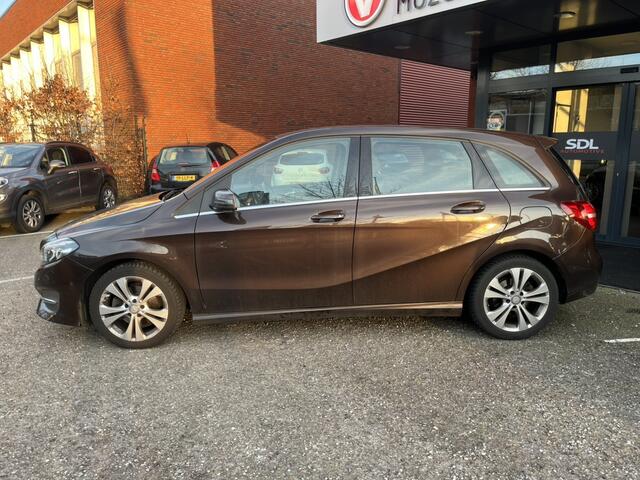 Mercedes-Benz B-KLASSE 180 Ambition // LED // NAVI // CLIMA // HALF LEDER // PDC // STOELVERWARMING //