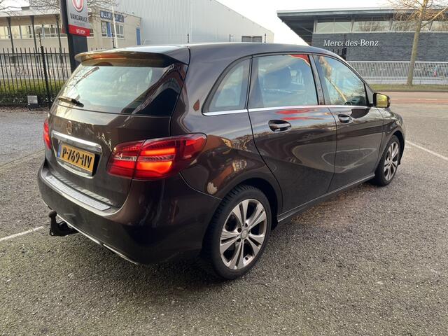 Mercedes-Benz B-KLASSE 180 Ambition // LED // NAVI // CLIMA // HALF LEDER // PDC // STOELVERWARMING //