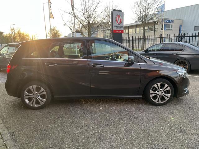 Mercedes-Benz B-KLASSE 180 Ambition // LED // NAVI // CLIMA // HALF LEDER // PDC // STOELVERWARMING //