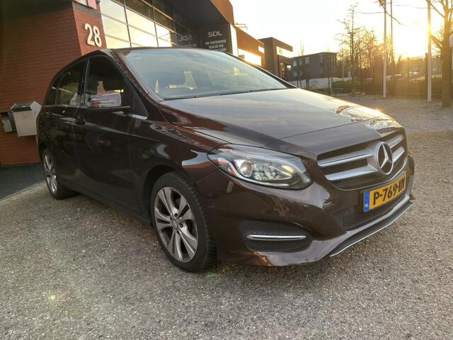 Mercedes-Benz B-KLASSE 180 Ambition // LED // NAVI // CLIMA // HALF LEDER // PDC // STOELVERWARMING //