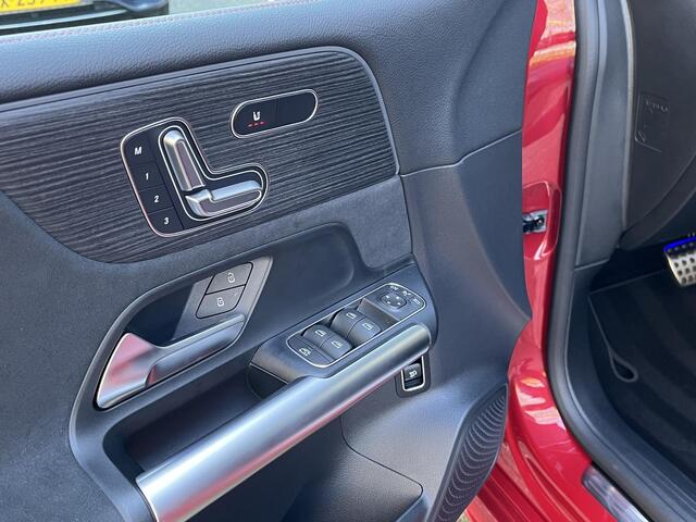 Mercedes-Benz B-KLASSE 180 Star Edition AMG LIMITED | Night Pakket | Winter Pakket | Panoramadak | Dodehoekassistent | MULTIBEAM LED Koplampen | Apple CarPlay | Android Auto | Elektrisch Verstelbare Stoelen + Memory | Sfeerverlichting | Stoelverwarming | Stuurverwarming