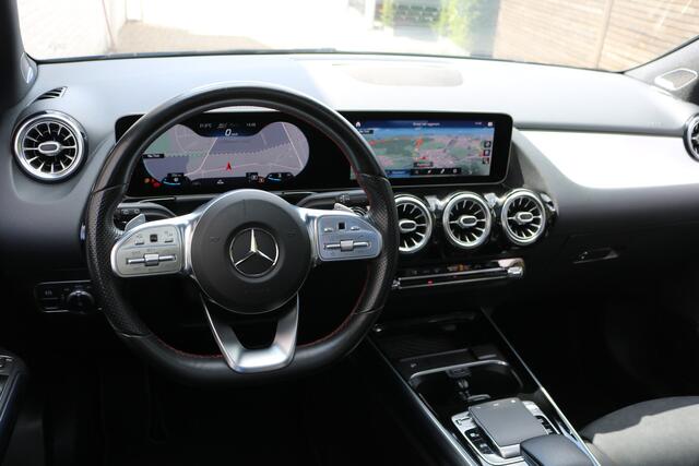 Mercedes-Benz B-KLASSE 200 AMG Pakket AMG Nightpakket (Panoramadak Sportleder/Memory Widescreen Burmester Camera M-Bux Distronic Full-Led 19InchAMG PrivacyGlass Pdc V+A)