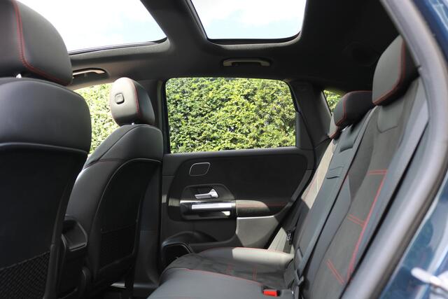 Mercedes-Benz B-KLASSE 200 AMG Pakket AMG Nightpakket (Panoramadak Sportleder/Memory Widescreen Burmester Camera M-Bux Distronic Full-Led 19InchAMG PrivacyGlass Pdc V+A)