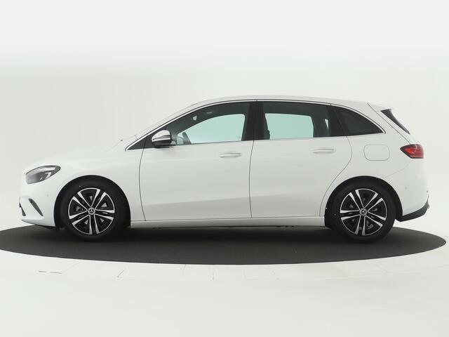 Mercedes-Benz B-KLASSE 180 Star Edition Luxury Line | Trekhaak | Dodehoekassistent | Parkeerpakket met achteruitrijcamera | Sfeerverlichting | USB-pakket plus | Keyless-Go comfortpakket | Draadloos oplaadsysteem voor Smartphone |